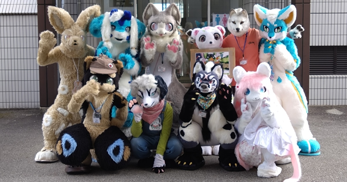 甲子園大学で開催された紅葉祭でのキャラクターたちの集合写真