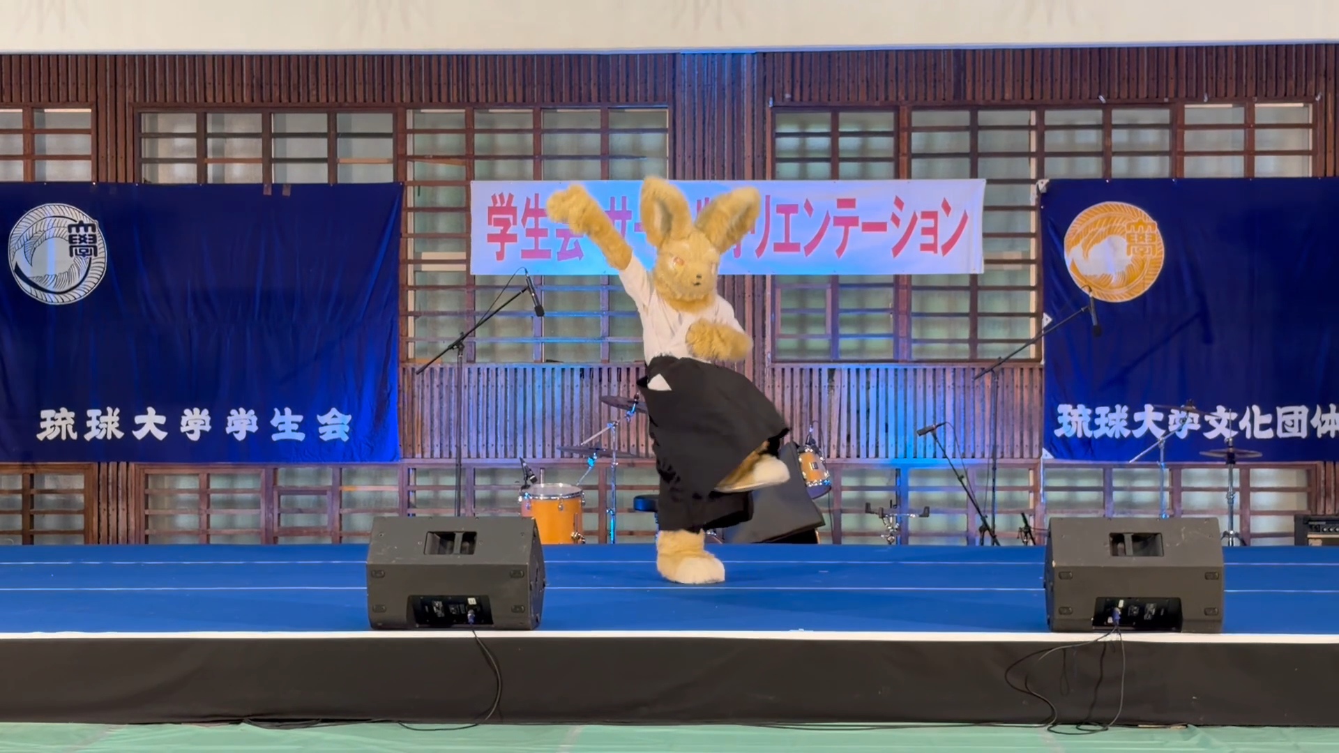 琉球大学サークルオリエンテーションにてびっつくんがダンスを踊っている様子